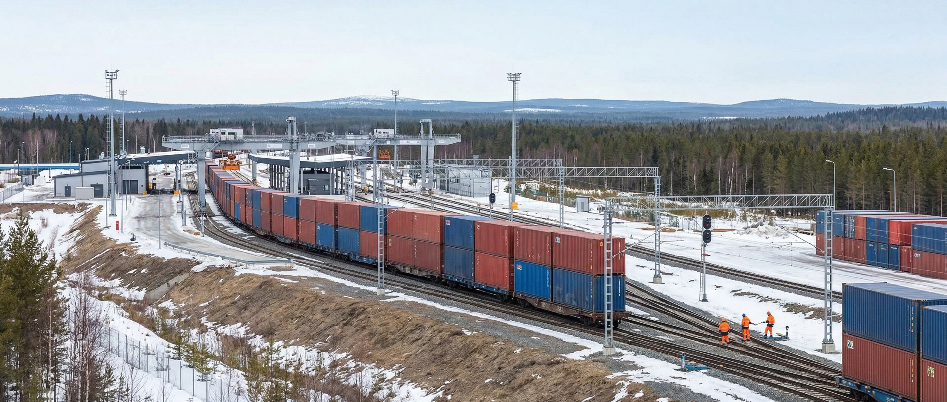 Грузовые поезда с контейнерами проходят через железнодорожный пограничный переход между Китаем и Россией.