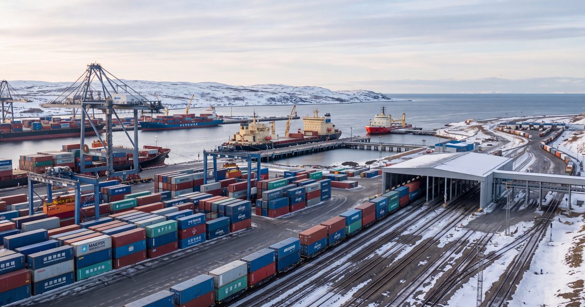 Широкая панорама арктического порта с контейнерным терминалом, железнодорожными путями и судами на фоне заснеженного берега.